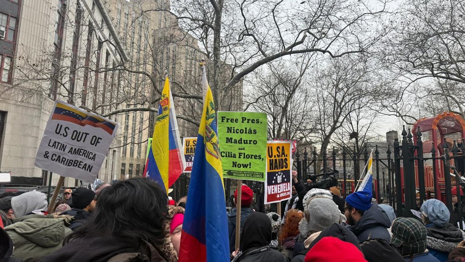 Protestas en el exterior de los juzgados de Nueva York donde comparecían Nicolás Maduro y su esposa