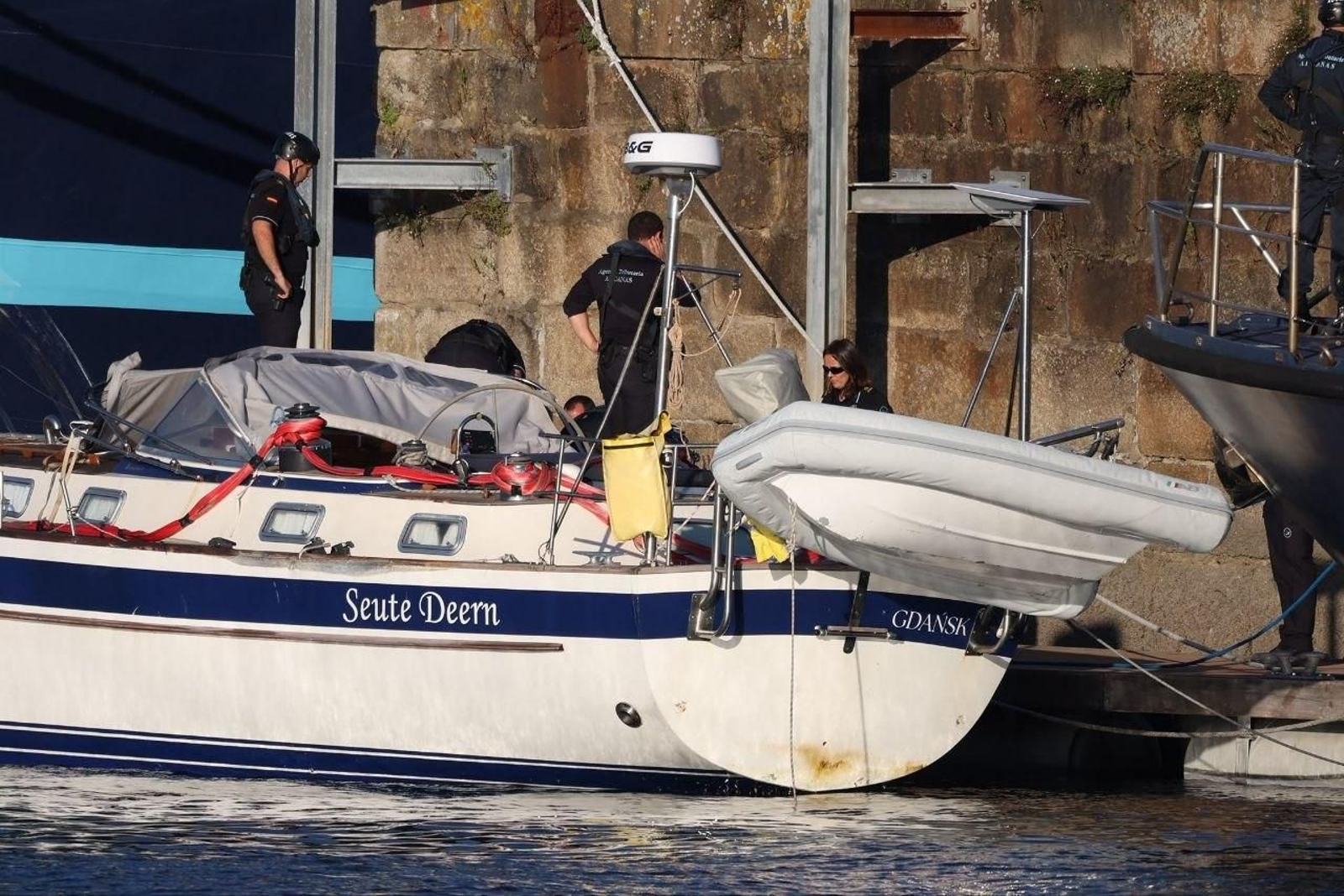 El velero cargado de droga, ya en el puerto de Vigo.