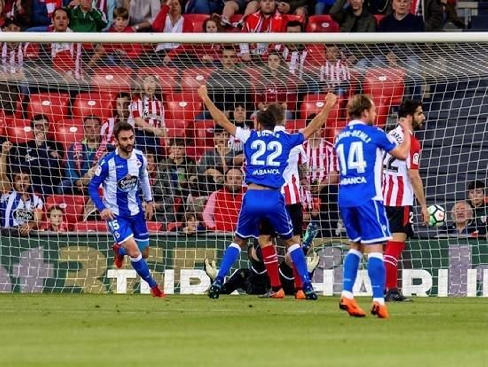 El delantero del Deportivo La Coruña, Adrián López y el centrocampista costarricense Celso Borges, celebran el gol marcado contra el Athletic de Bilbao.