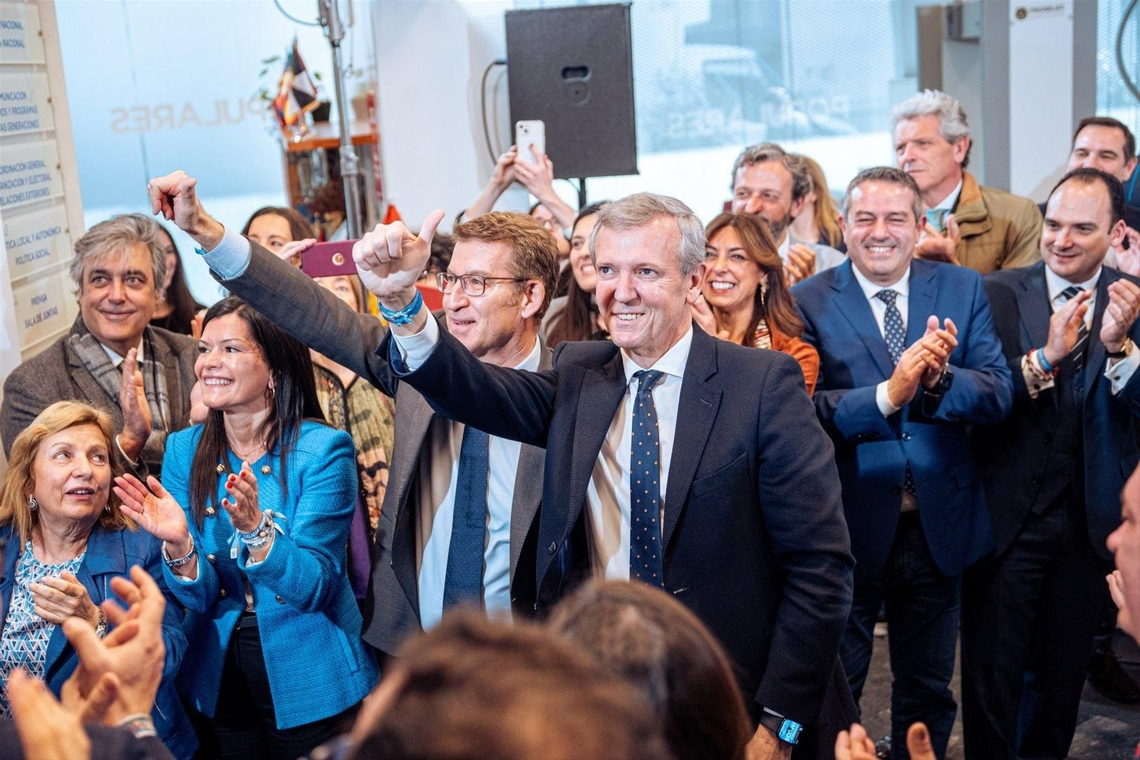 Alberto Núñez Feijóo y Alfonso Rueda llegan a Génova entre aplausos y una gran ovación de sus compañeros de partido.