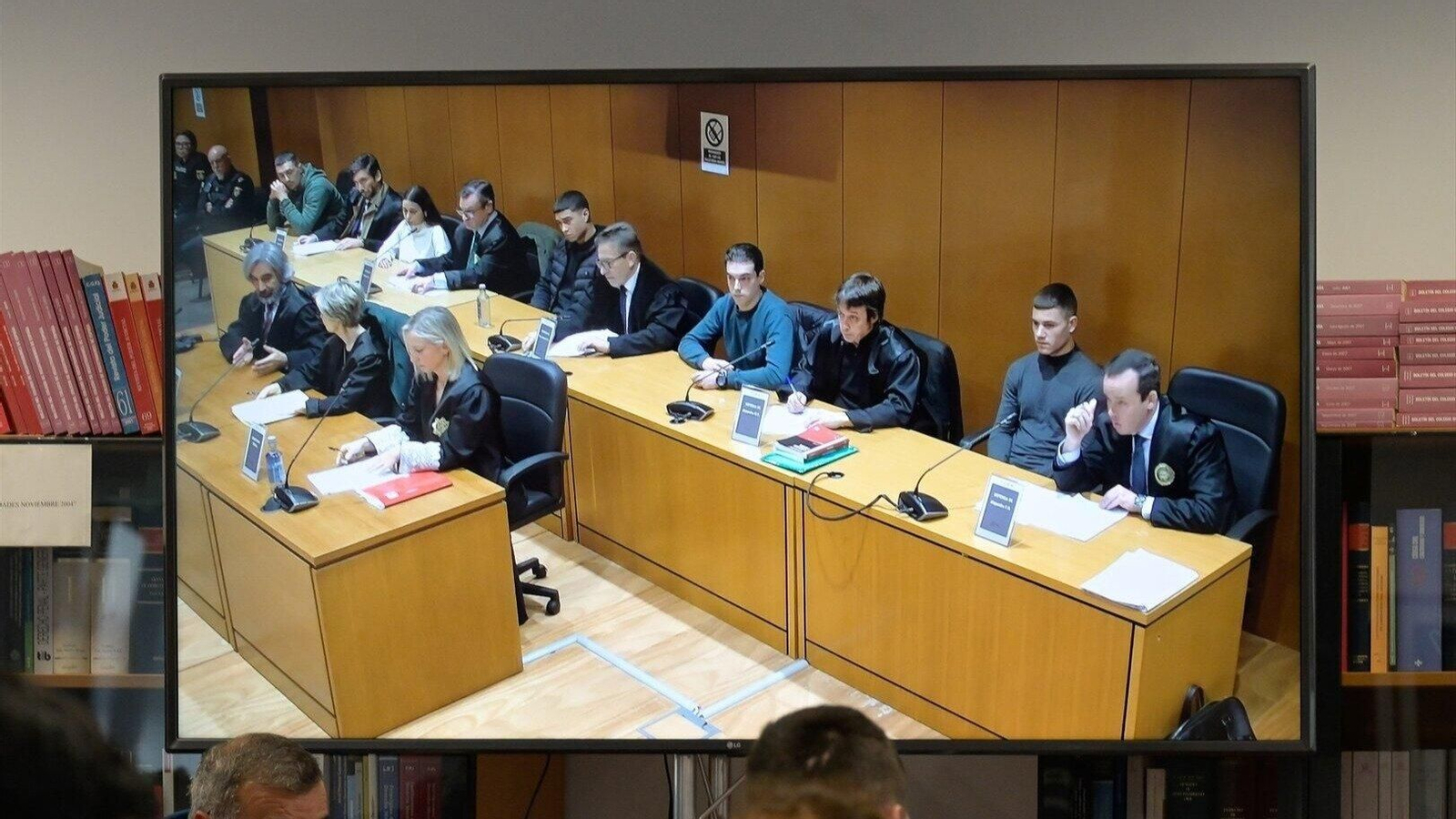 Una pantalla en la sala de prensa para el seguimiento de la lectura del veredicto en el juicio por Samuel Luiz, en la Audiencia Provincial de A Coruña, a 24 de noviembre de 2024. // EP