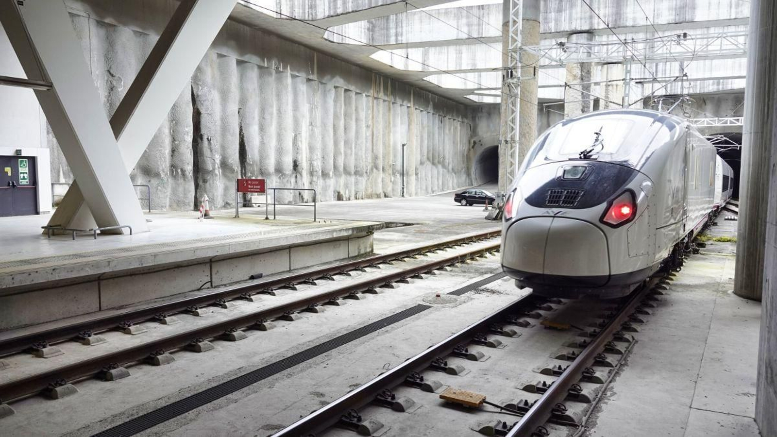 Un tren de alta velocidad, a su salida de la estación de Urzaiz