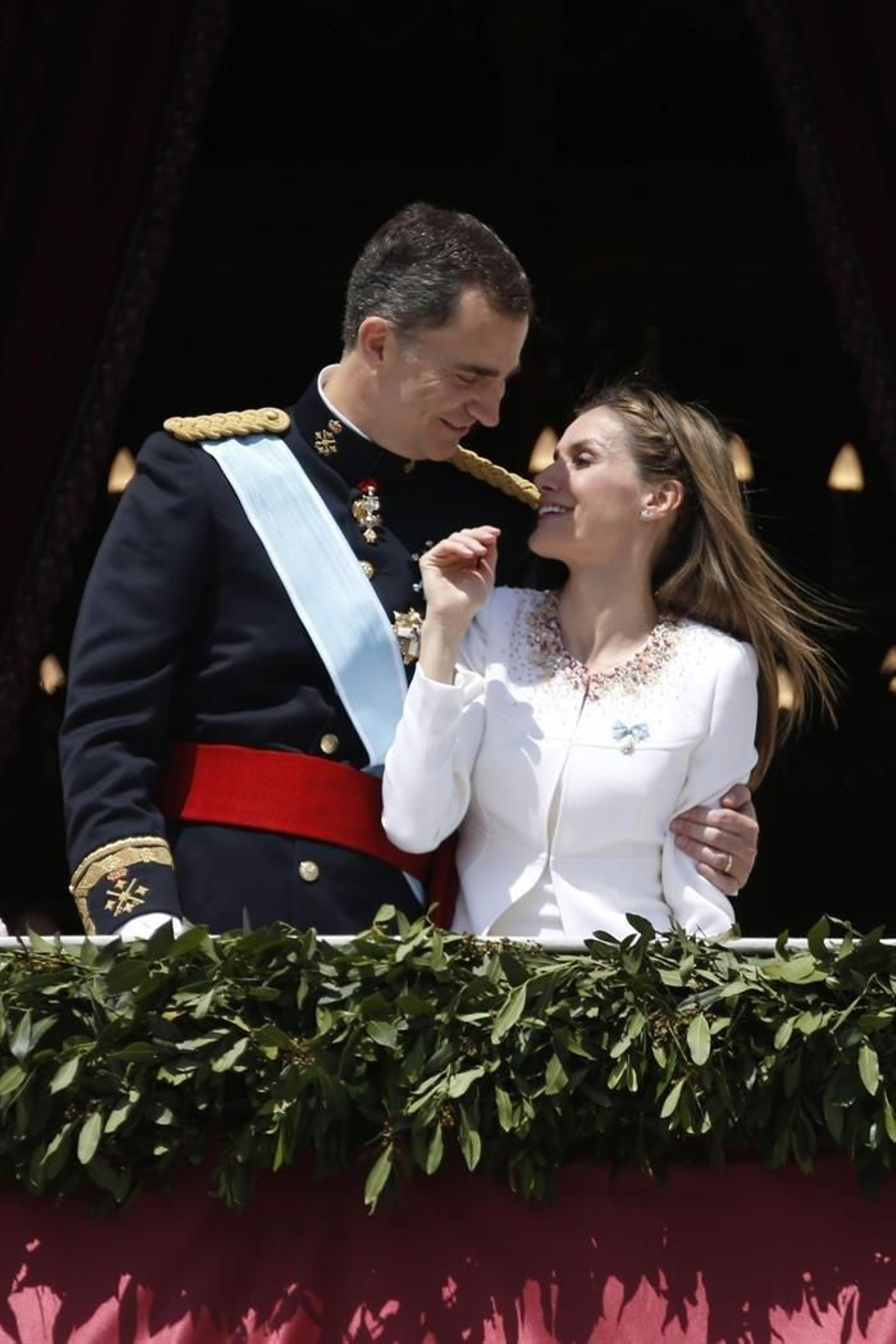 El Rey Felipe VI y la Reina Letizia, en el balcón central del Palacio Real donde la Familia Real