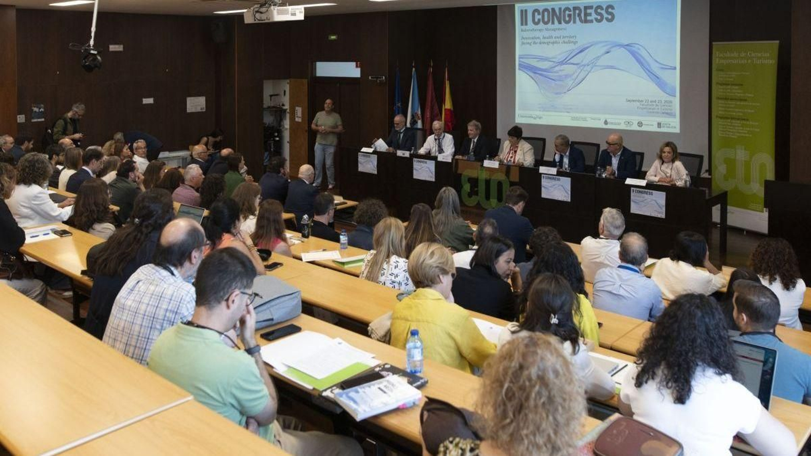 Autoridades y ponentes en el Aula Magna de la facultad durante el acto de inauguración oficial.