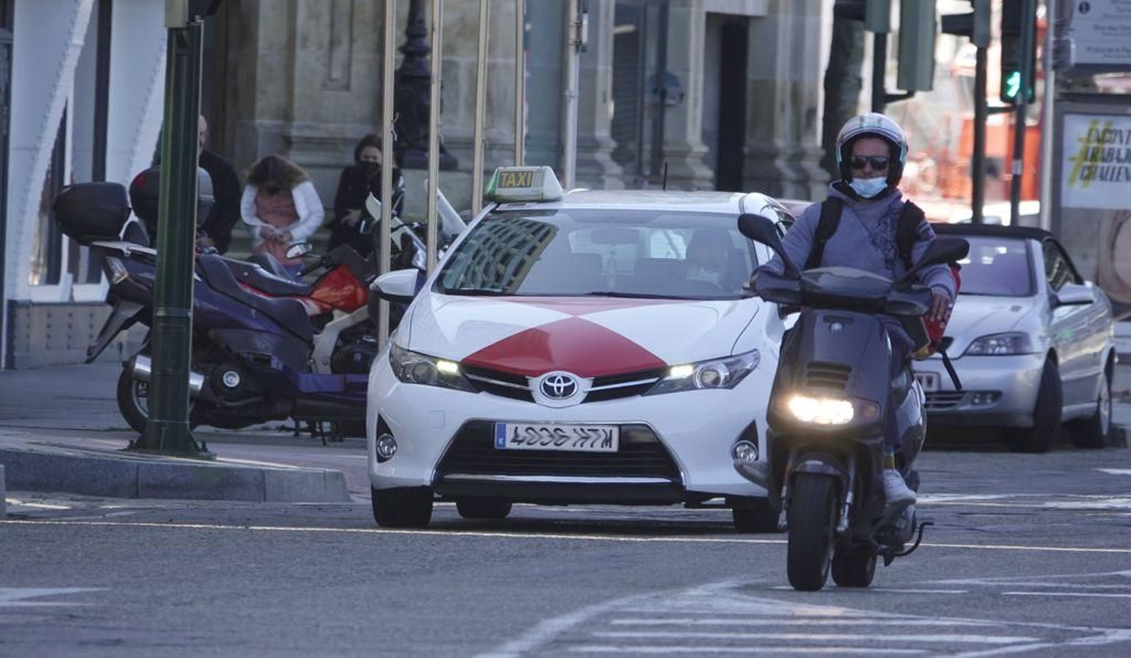 Coches y motos, ayer por las calles de Vigo. Cada vez proliferan más.