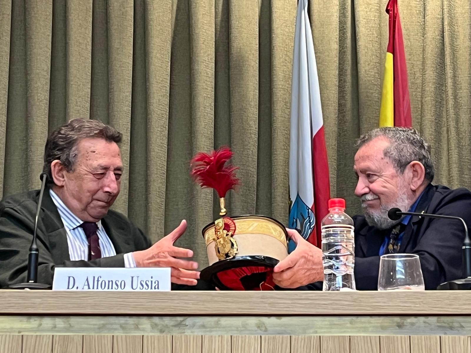 Alfonos Ussía y el general Dávila en un acto público, haciéndose entrega de un ros militar.