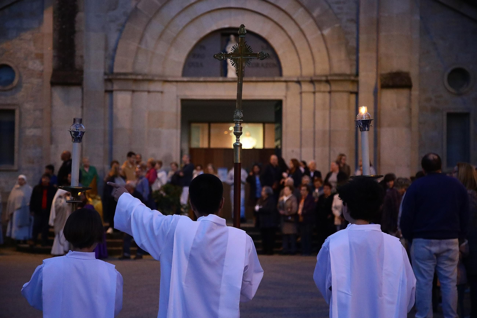 La procesión del Sagrado Corazón se abre paso por las calles del barrio.