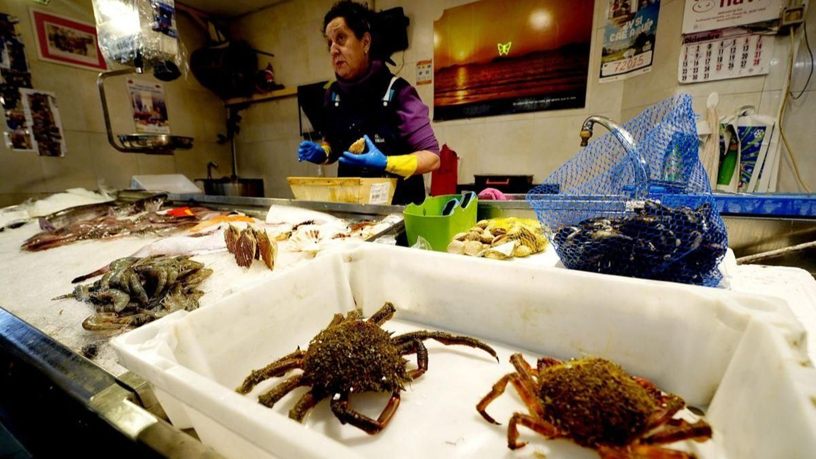 Bruños en uno los puestos de venta de pescados y mariscos frescos del Mercado de Teis.
