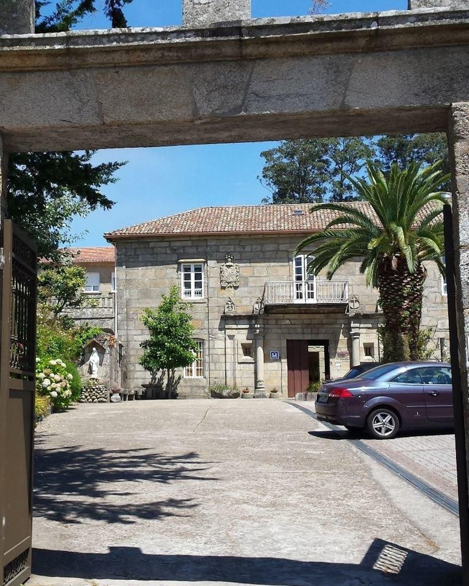 Fachada principal y balconada del Pazo Pías.