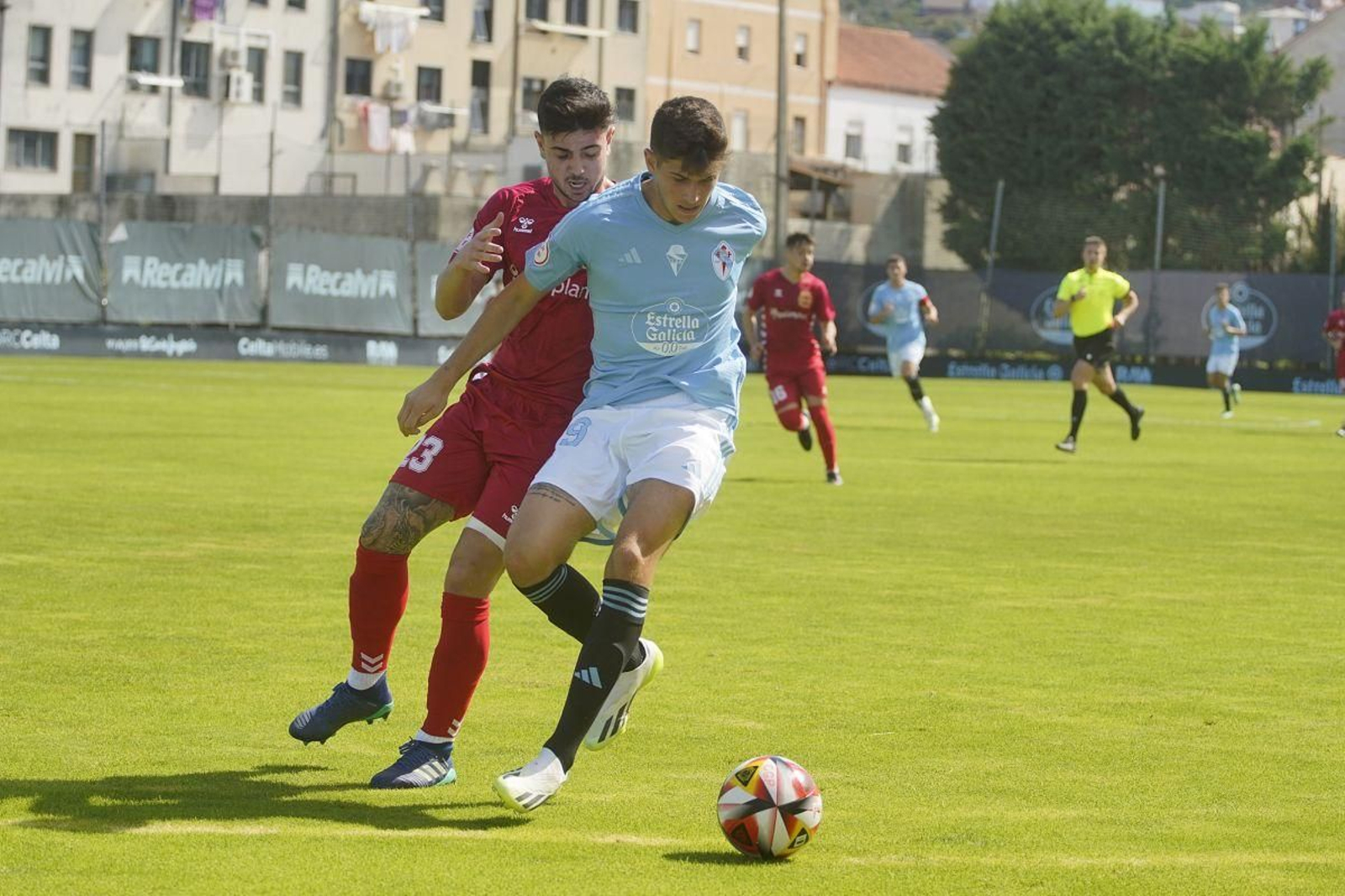 Mario Fuente intenta controlar el balón ante la presión del defensor de la Sarriana.