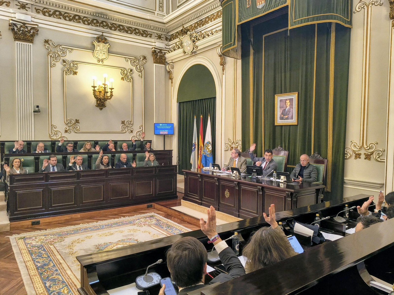 Una de las votaciones celebrada en el pleno provincial de ayer en la sede de la Diputación.