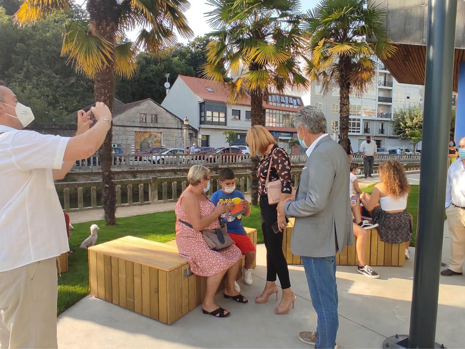 Digna Rivas, acompañada del diputado provincial Santos Héctor, charla con usuarios del espacio del multiusos.