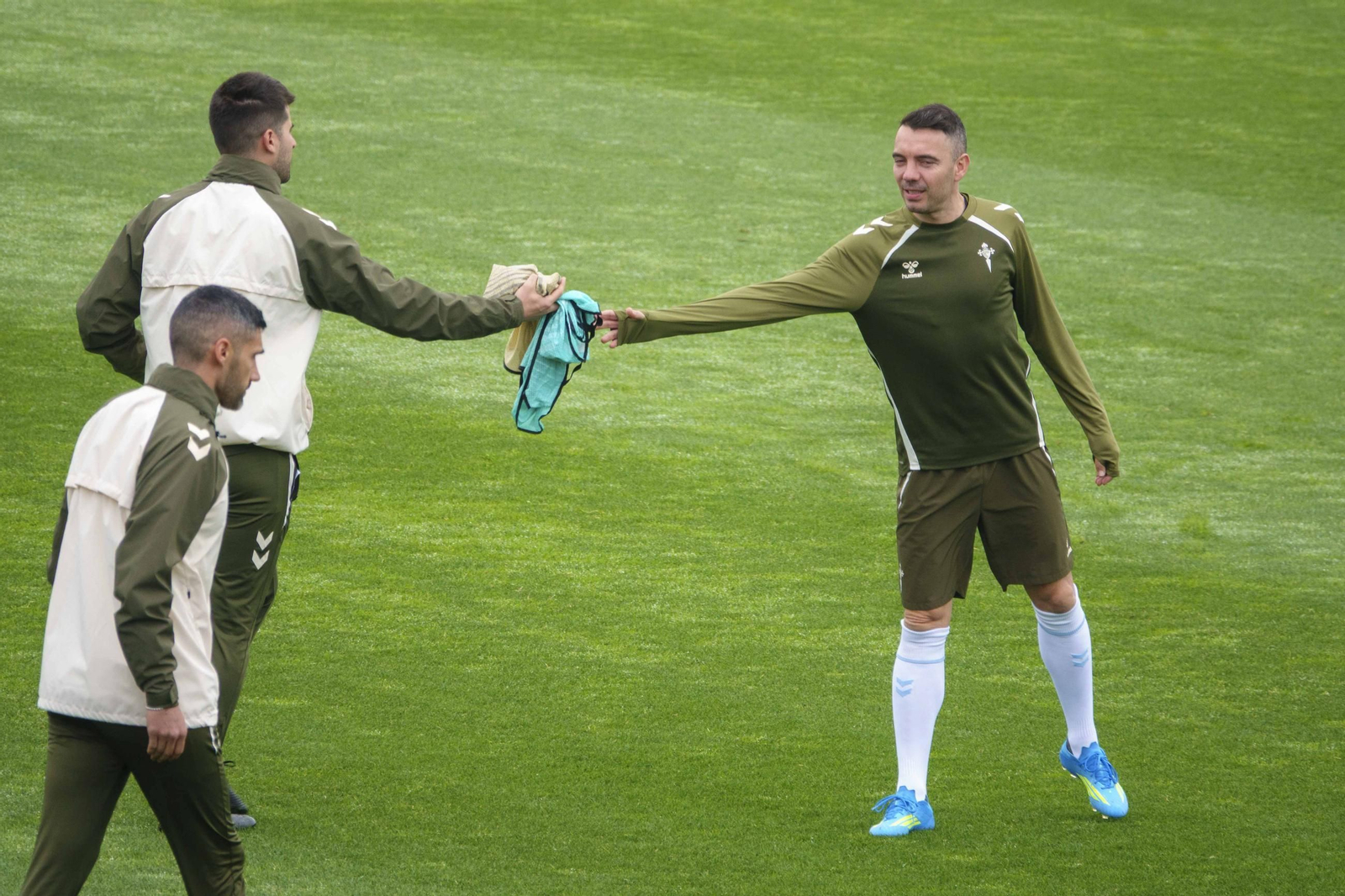 Iago Aspas recibe un peto en el entrenamiento de ayer.