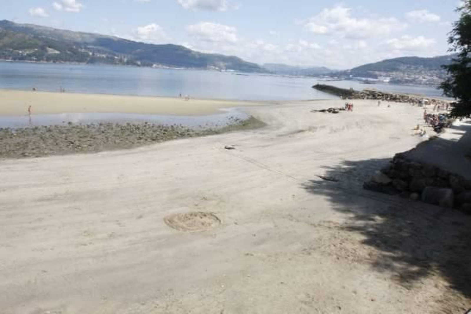 La playa de A Punta mostró su máxima extensión gracias a la nueva arena y las mareas vivas. Foto: J.V. Landín
