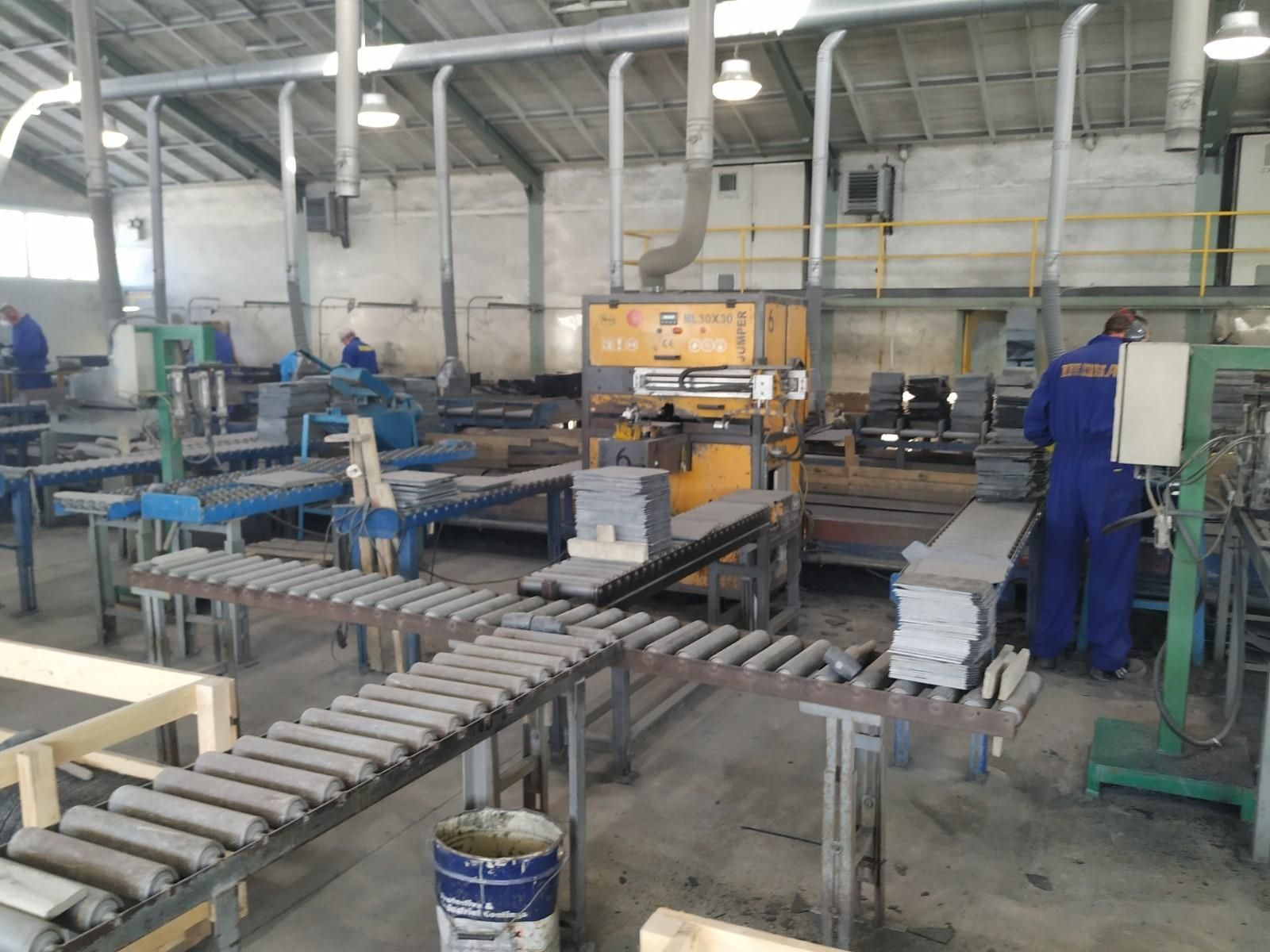 Trabajos en una nave de producción de pizarra de Valdeorras.// J.C.