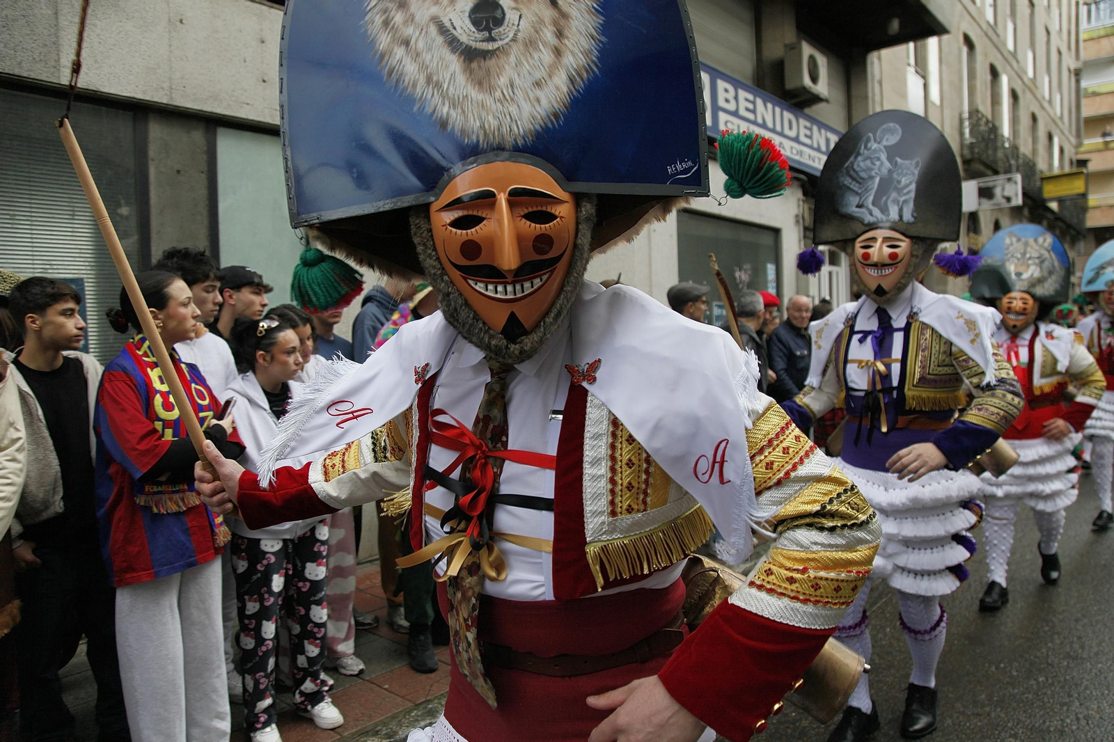 Galería | Música, color y tradición con las llegada de los Cigarróns a Verín durante el Domingo de Corredoiro