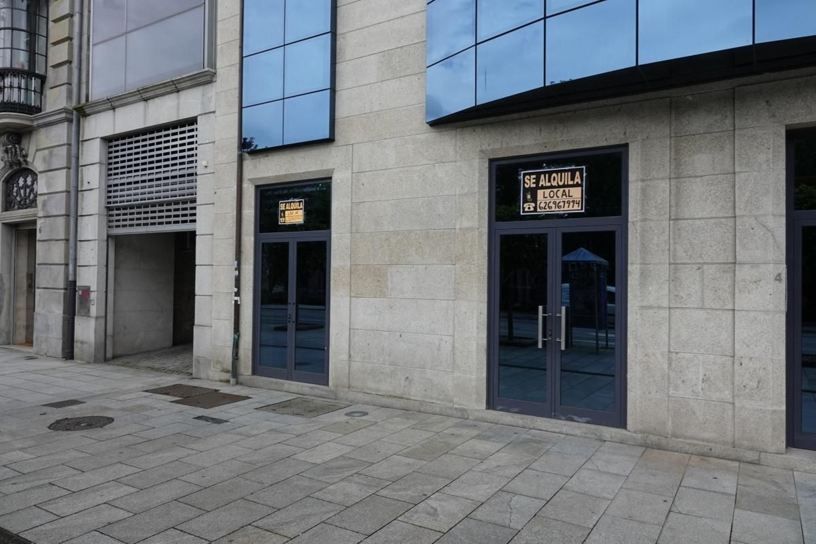 Las oficinas de la academia, situadas en Areal, cerradas y con el cartel de se alquila desde hace meses.