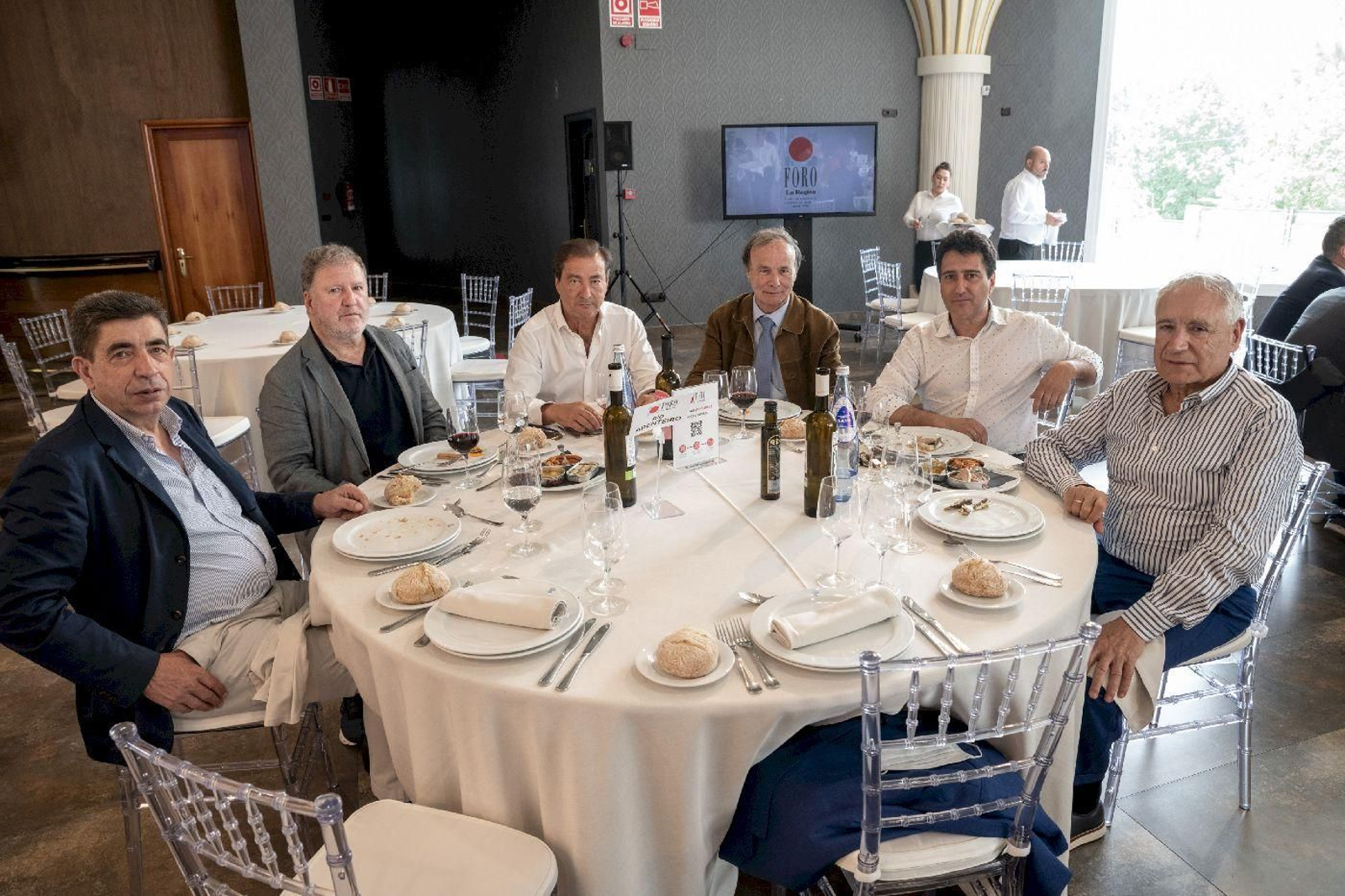 Río Arenteiro:
Francisco Fernández Blanco (gerente Blanco Quintas), Fernando Martínez Lamas (arquitecto), Lisardo González (Maderas San Martín), Eduardo López Pereira (presidente da Fundación Otero Pedrayo), Alberto Canal (director de comunicación Caldaria Hoteles y Balnearios), Francisco Nóvoa (Grupo Academia Postal).
Foto: Óscar Pinal.