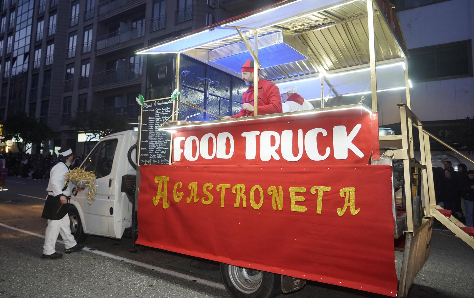 Galería | El desfile de comparsas del Entroido 2026 ilumina las calles de Vigo