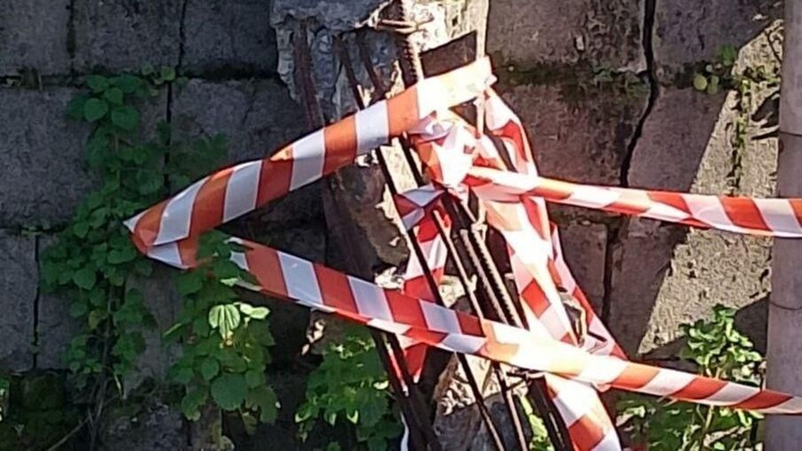 En el vial que va de Redondela a Peinador, a la altura de A Rabadeira, hay un poste de cemento en riesgo de derrumbe, según denuncian vecinos.