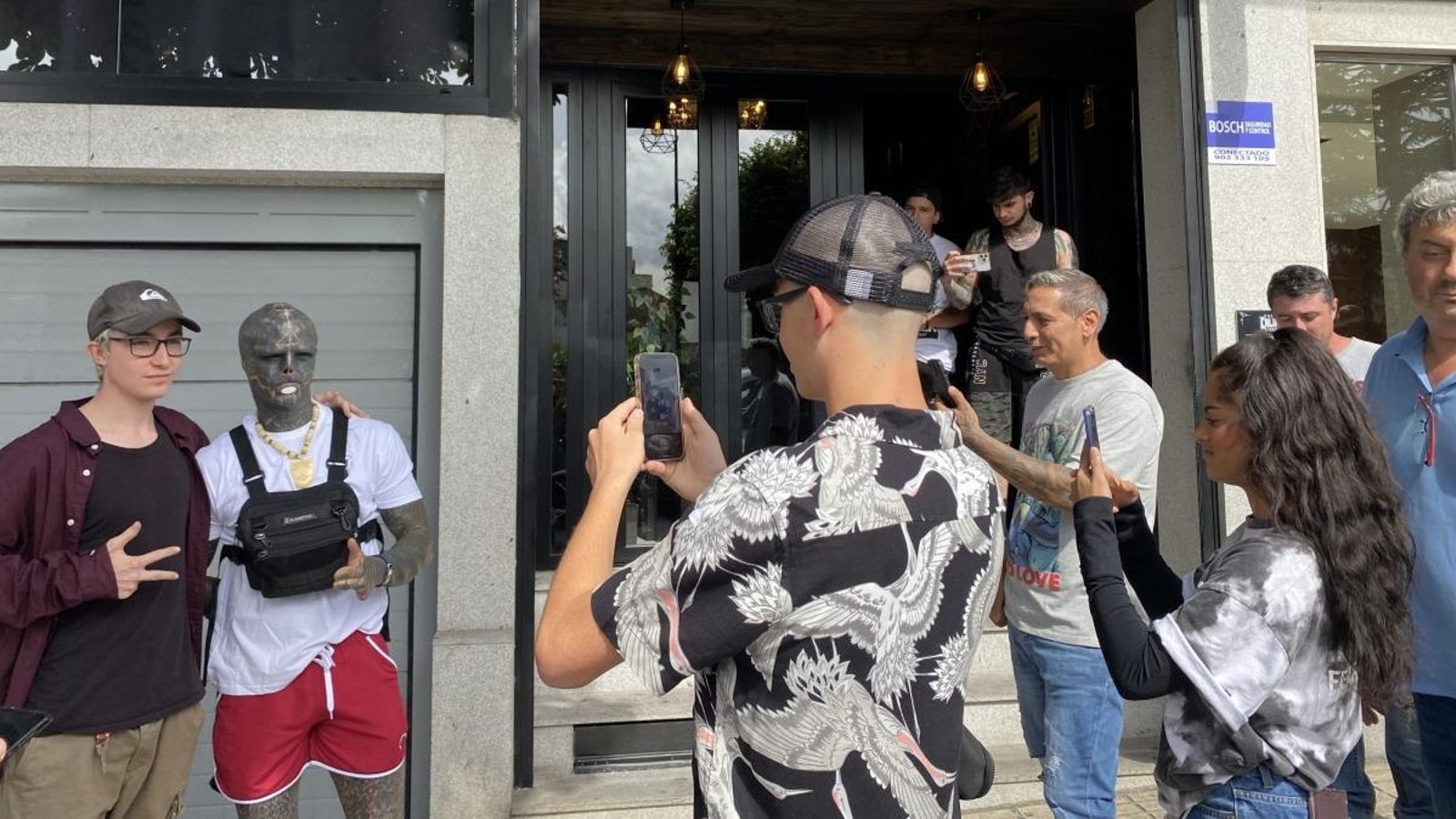 Multitud de personas, la mayoría jóvenes, se acercaron hasta el estudio de tatuajes, por la mañana y por la tarde, para poder conocer a Black Alien. Solo cuatro afortunados pudieron conseguir una de las citas para que este tatuador fránces les dejase su sello en la piel con su particular estilo abstracto.