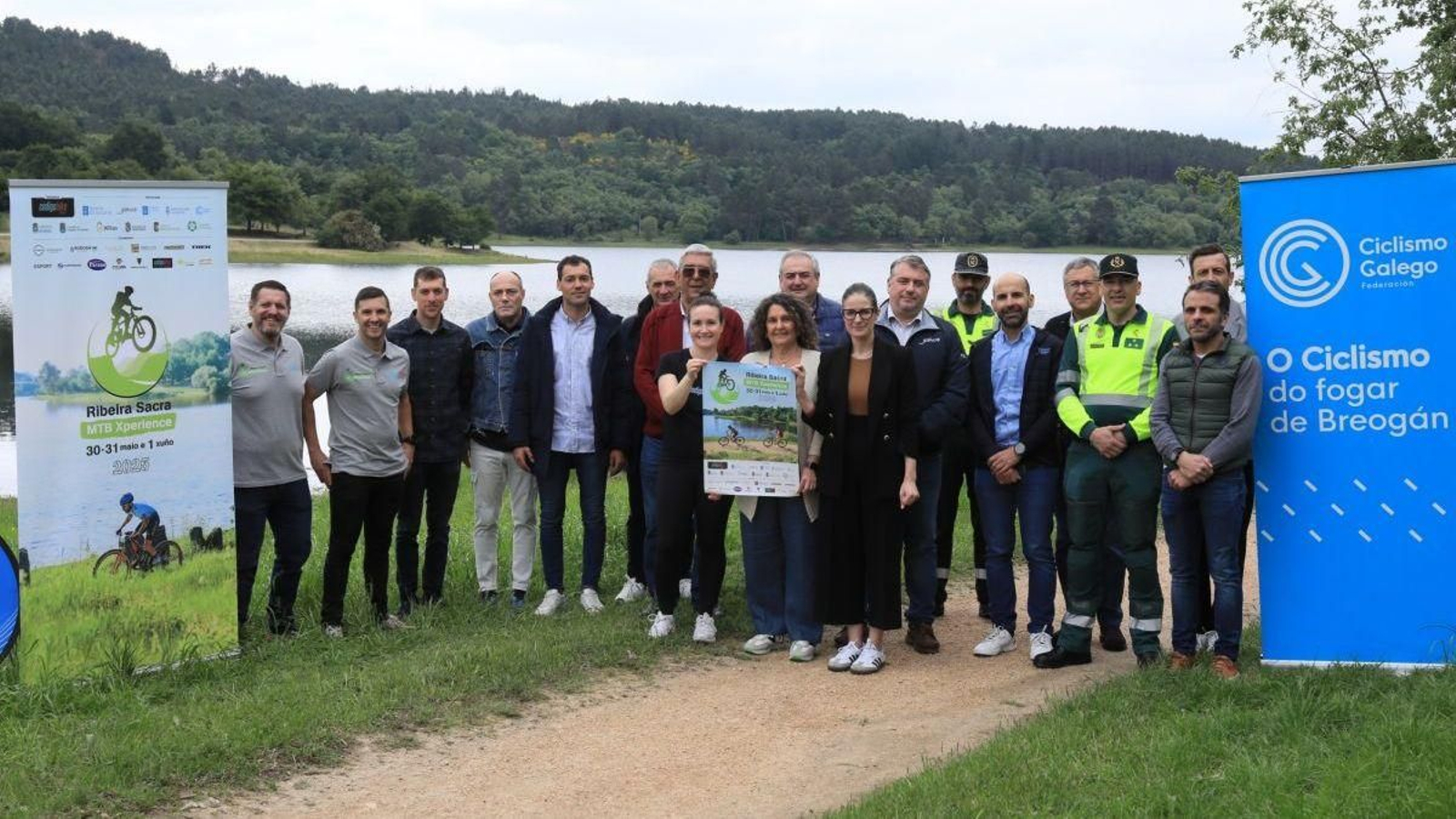 Participantes en el acto de presentación de la Ribeira Sacra MTB Experience, en Cachamuíña.