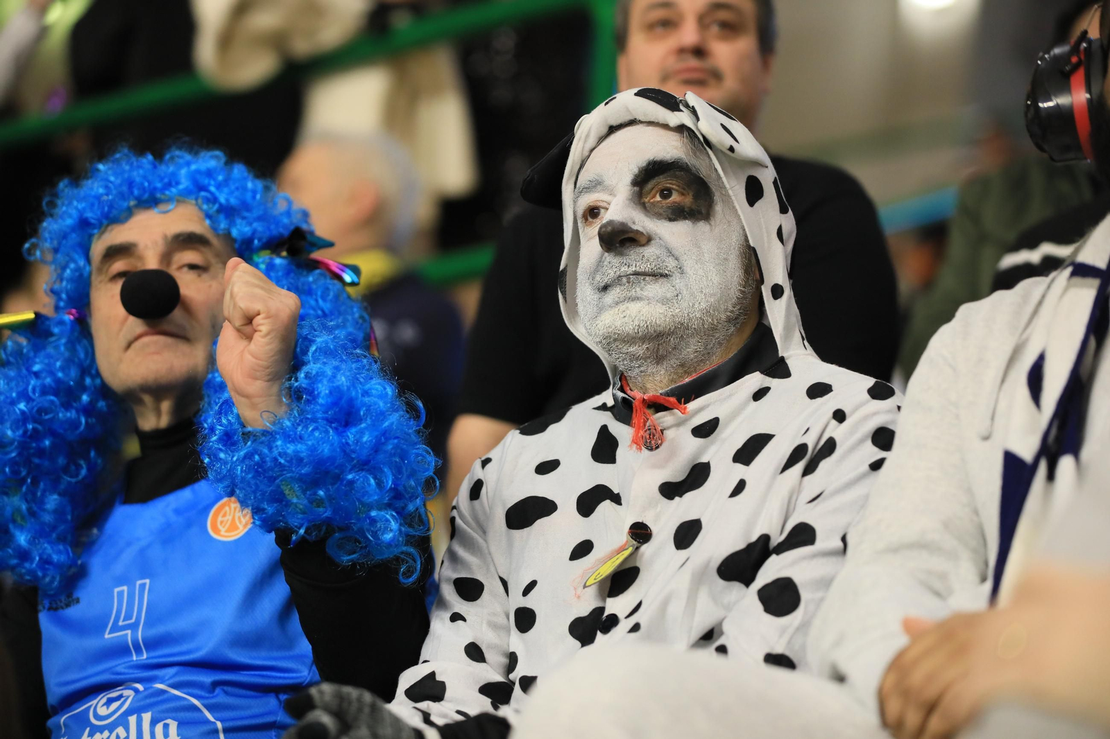 Galería | El Pazo disfruta de un sábado de baloncesto y Entroido