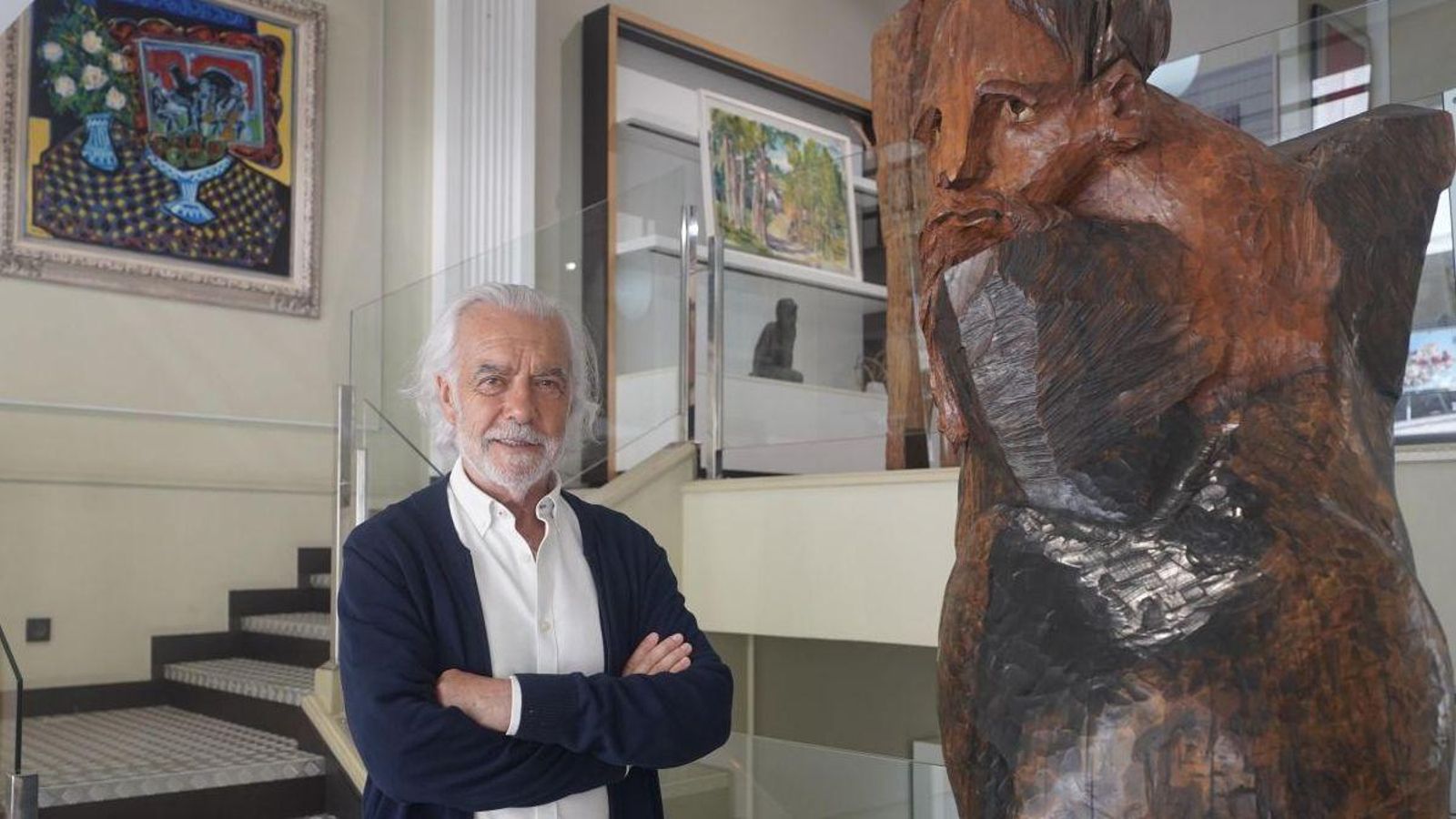 Beny Fernández, promotor de Art Vigo, presenta también su colección particular de arte. En la fotografía está junto a un Leiro y con un cuadro de Barreiro al fondo.