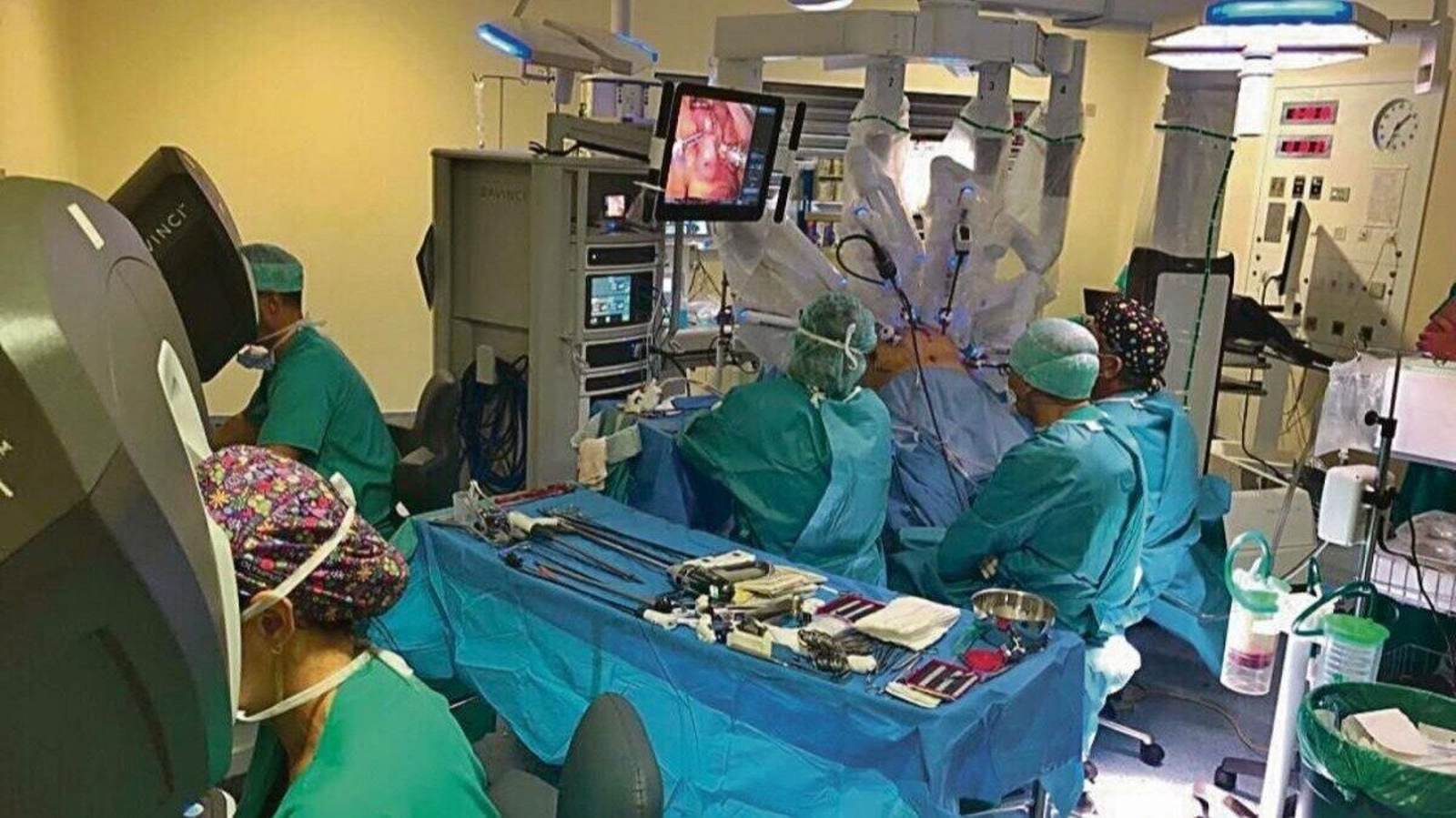 Una intervención quirúrgica con el robot Da Vinci en el Álvaro Cunqueiro.