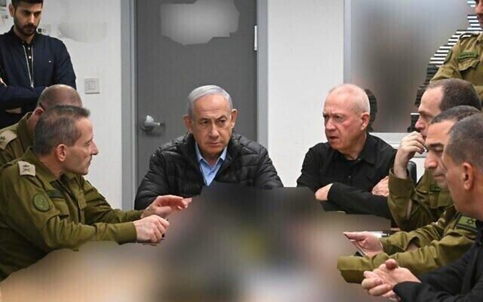 Netanyahu y el ministro de defensa israelí, Yoav Gallant, con otros militares este sábado (Foto: EP).