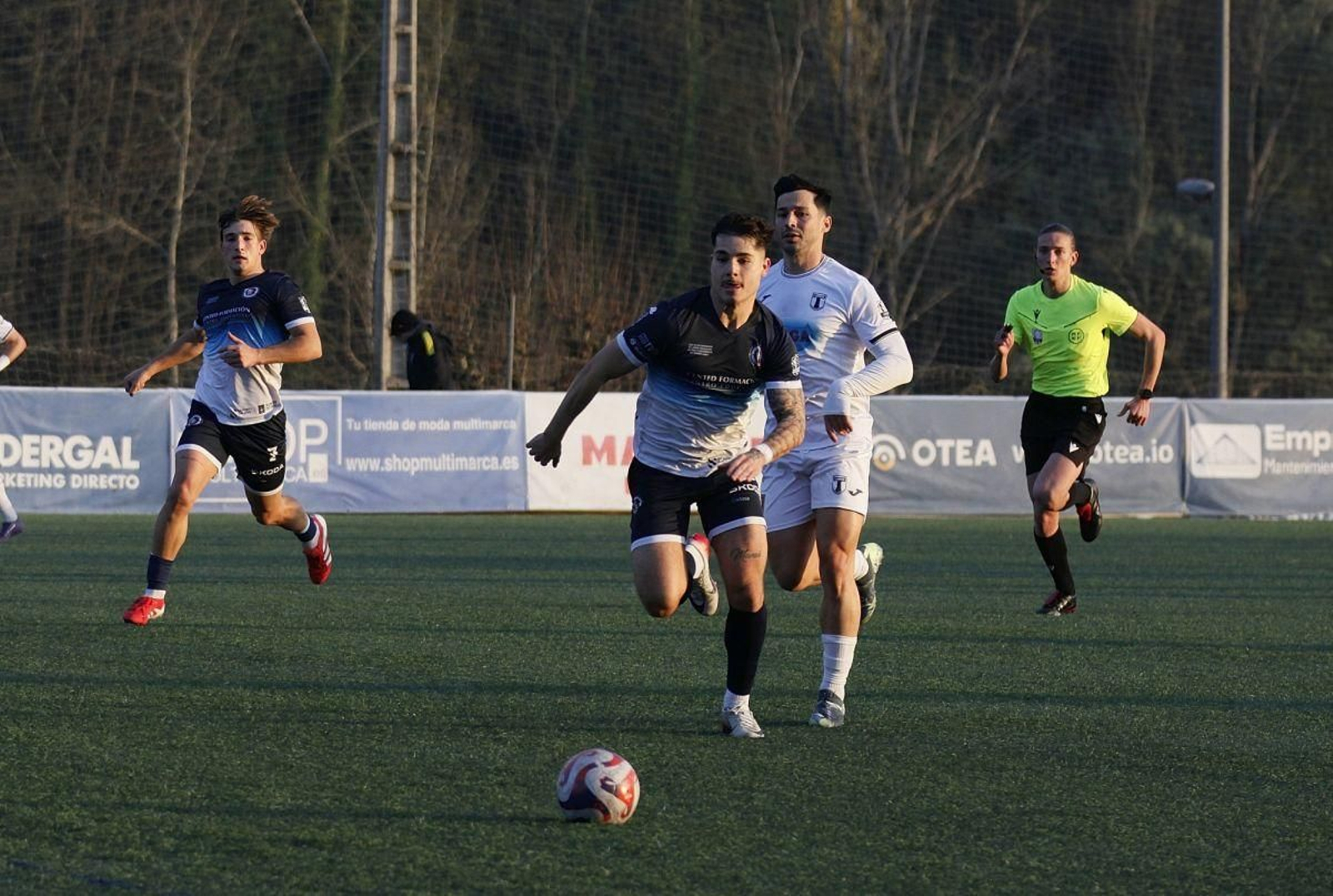 Pugna por un balón en el partido disputado en Oira.