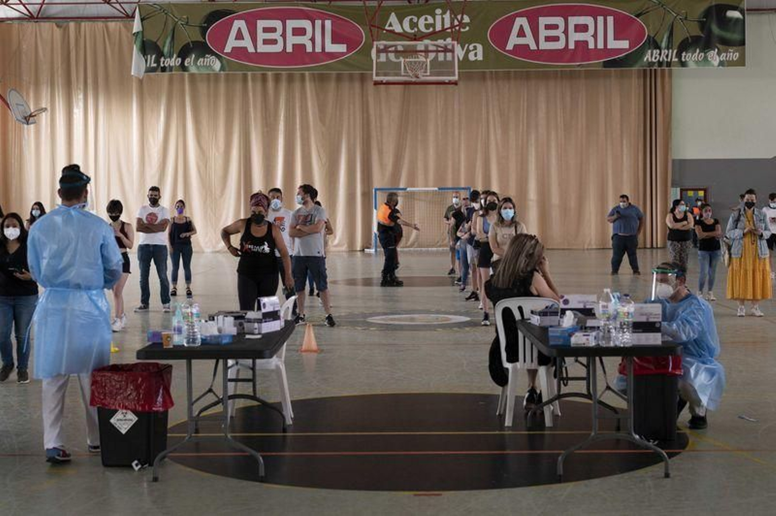 Cribado covid en el pabellón Paco Chao de O Carballiño. (Fotos Martiño Pinal)