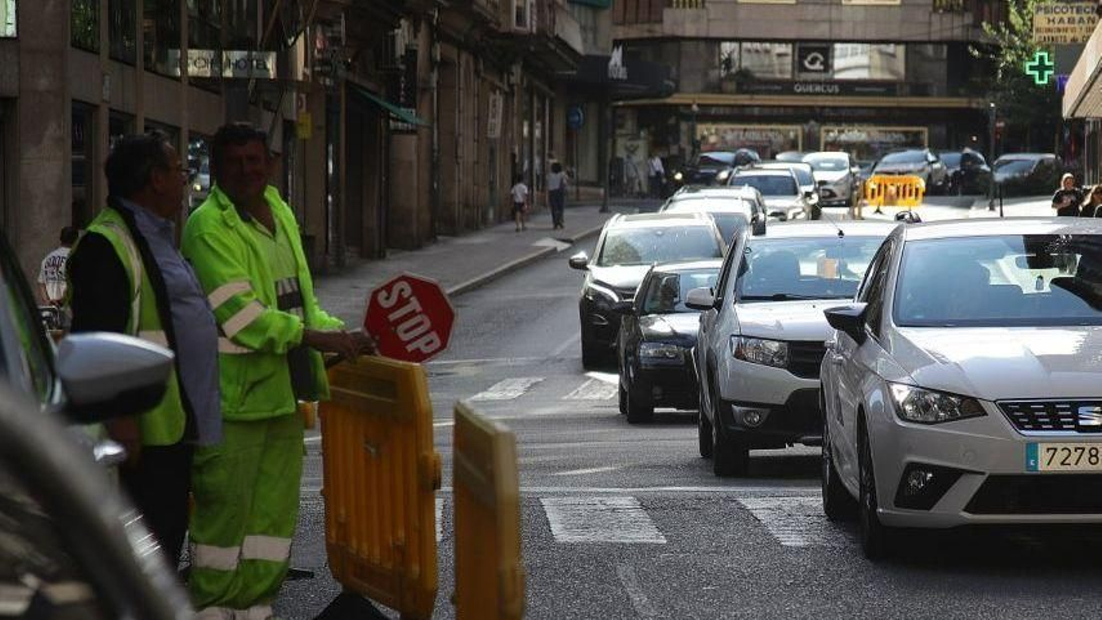 Multitud de coches en medio del atasco vivido en el centro.