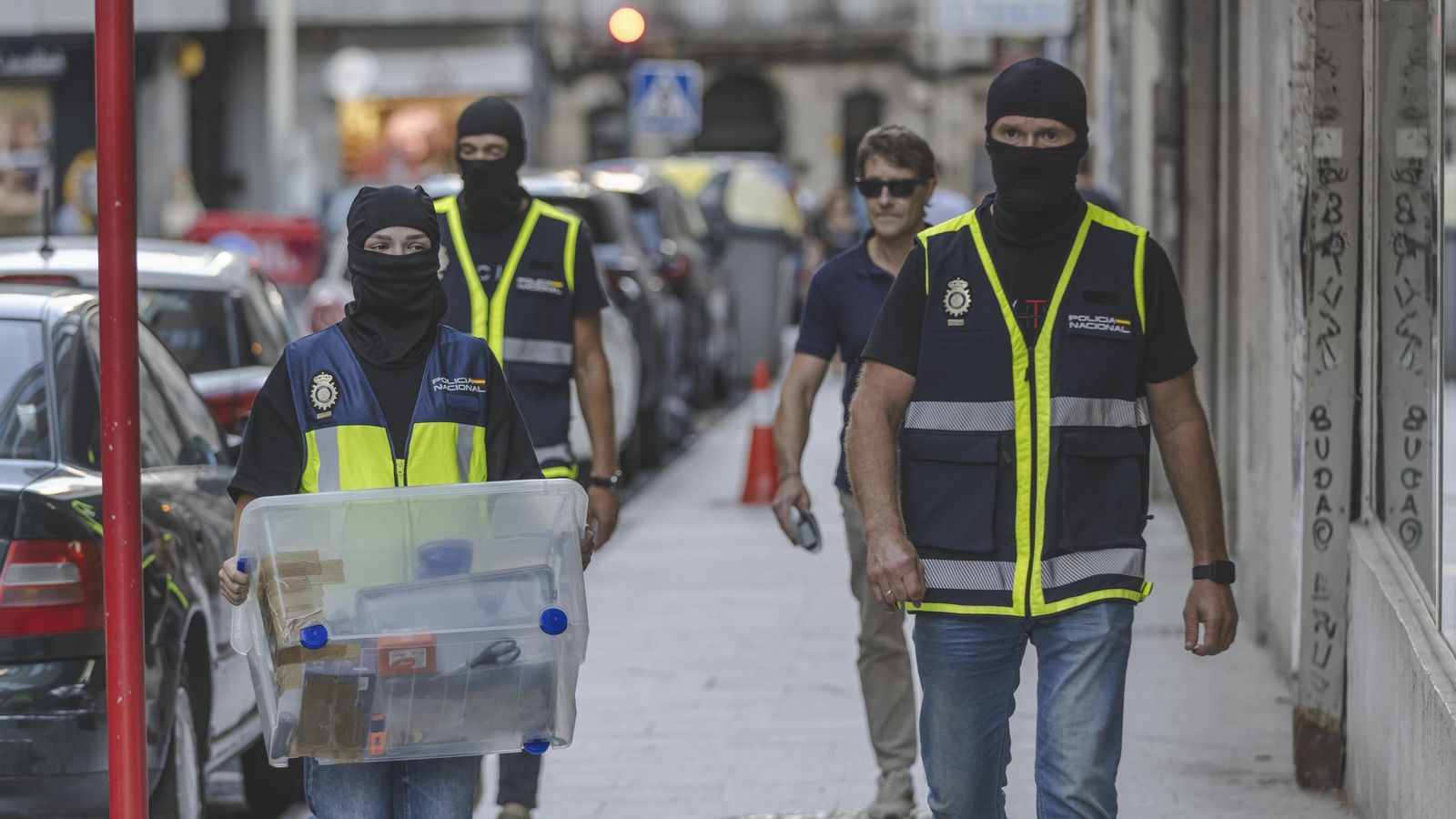 Agentes durante la segunda redada de la Avenida Portugal.
