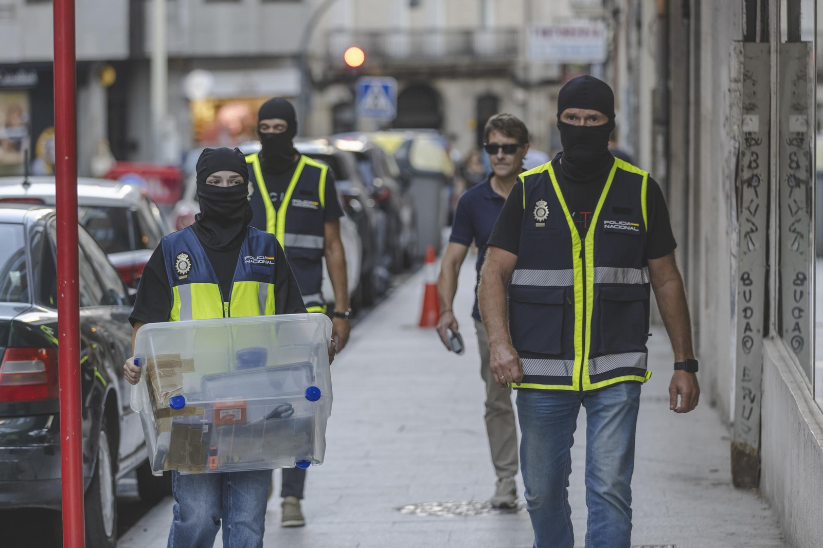 Agentes durante la segunda redada de la Avenida Portugal.