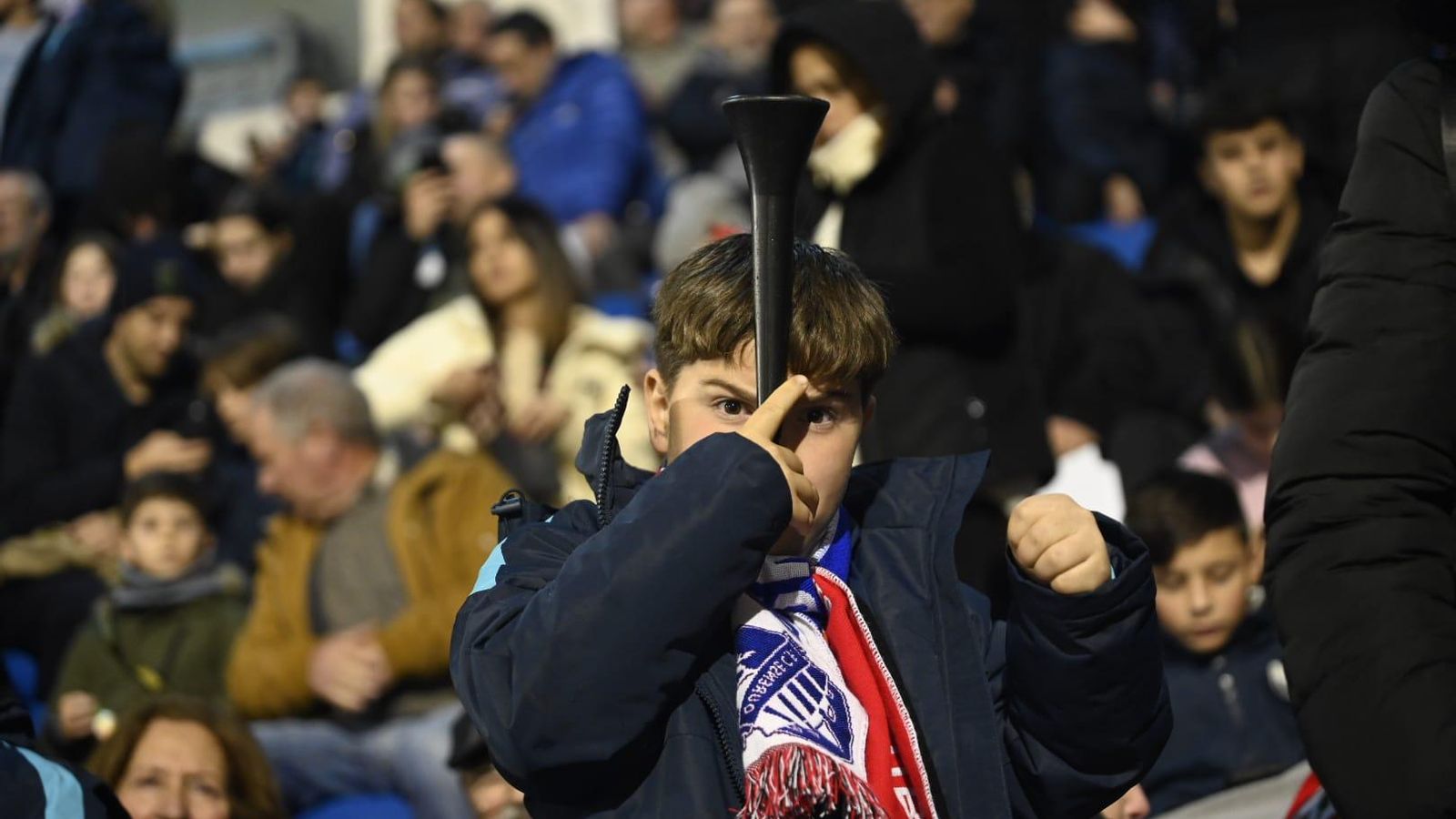Los niños animando a su equipo.
