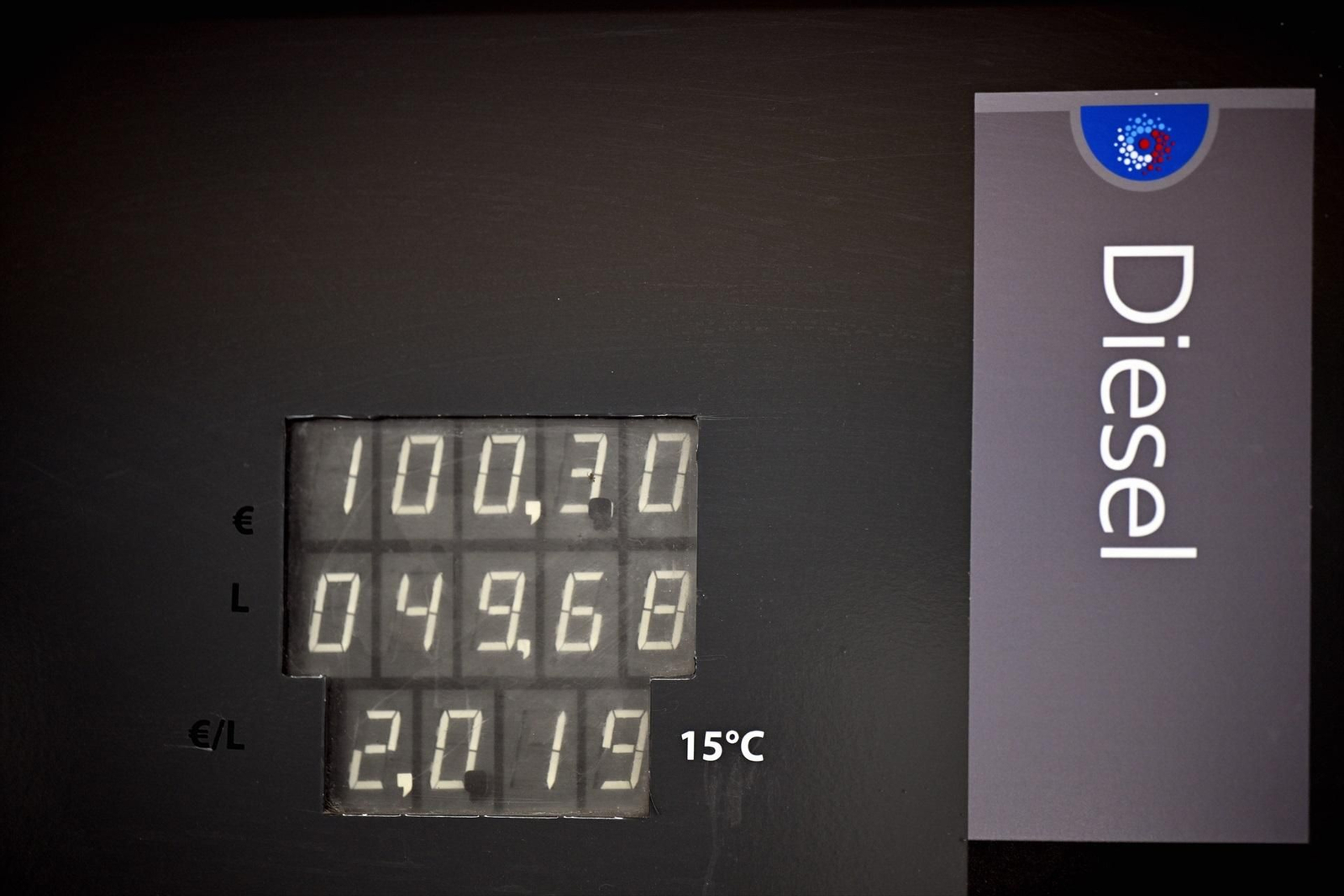 El barril de crudo Brent ronda los 100 dólares.