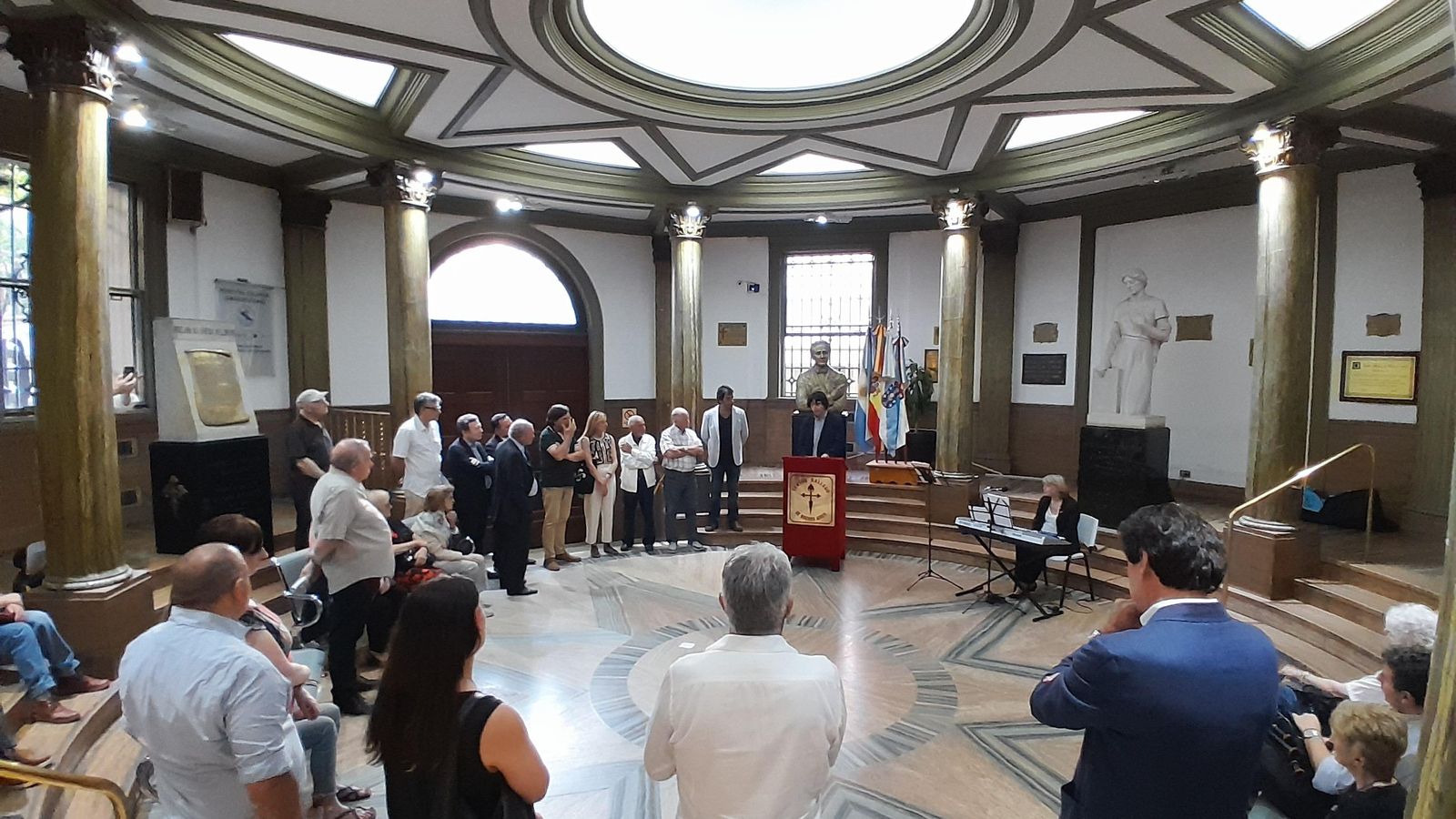 Plano general de los asistentes al acto. Foto: Paula Sabajanes.