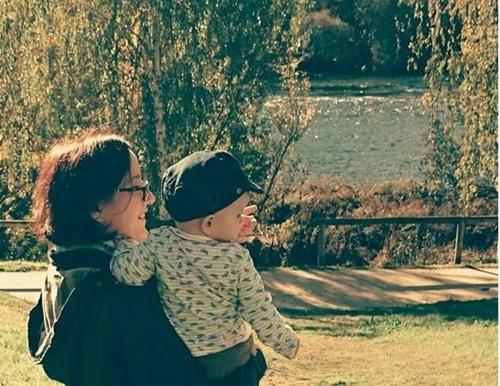 Nico con su madre a las orillas del Miño.