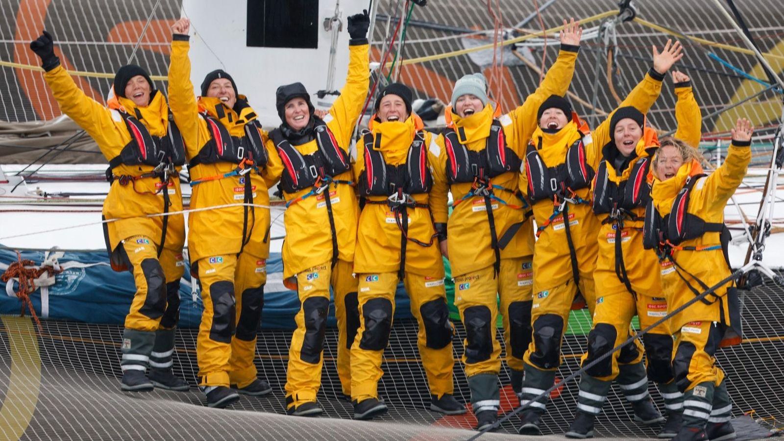 La tripulación al completo, con Támara en el centro, a su llegada a puerto.