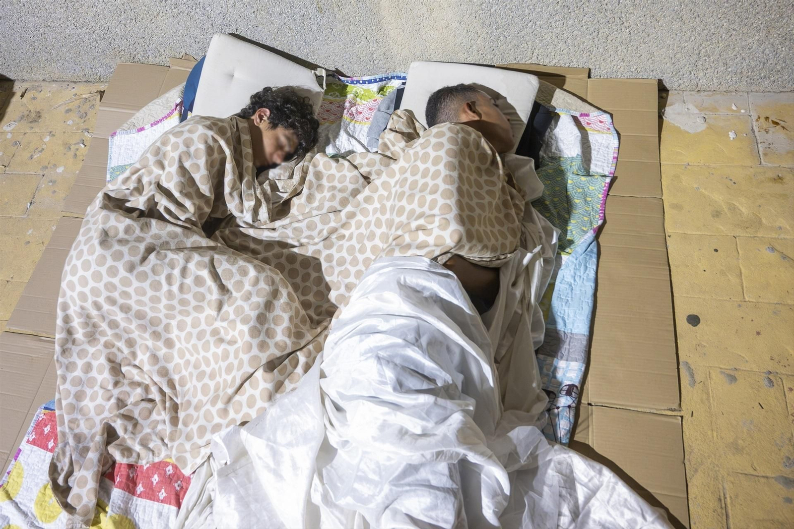 Migrantes procedentes de Marruecos durmiendo en la calle en Ceuta
