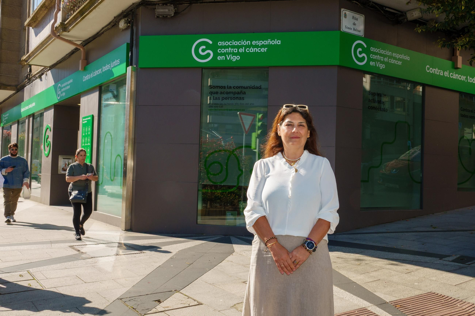 Nines Martín, junto a la sede de la AECC en la calle Venezuela.