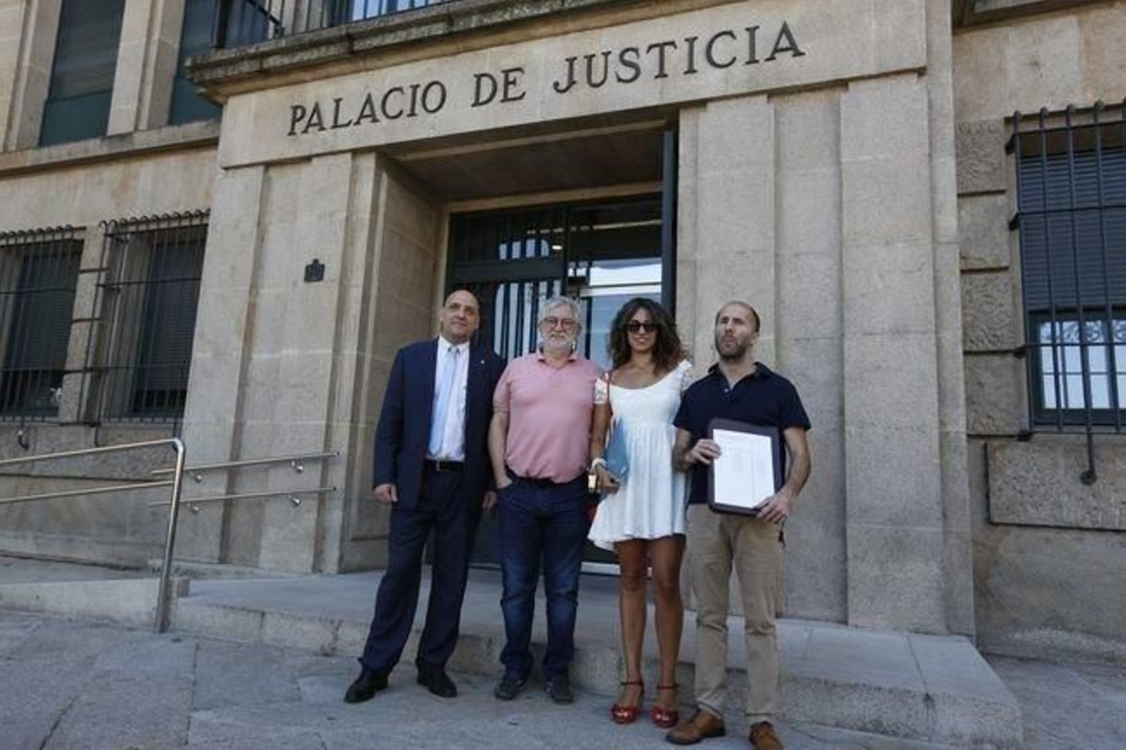 Los políticos que serán candidatos de Democracia Ourense en la antigua sede judicial.