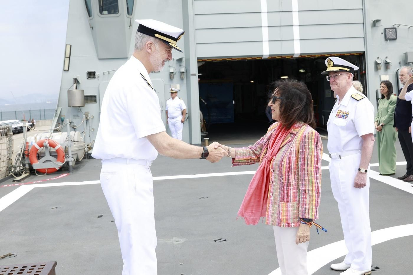 El Rey recibido a su llegada por la ministra de Defensa y de mandos de la Armada y de la Defensa.