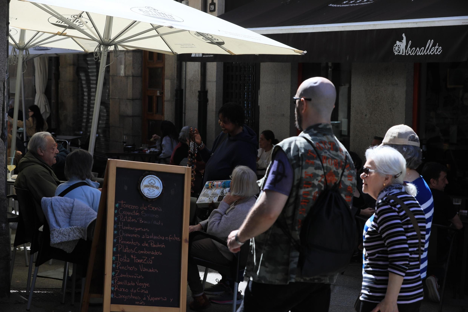 Galería | Los ourensanos salen a la calle y llenan las terrazas por el Día del Padre