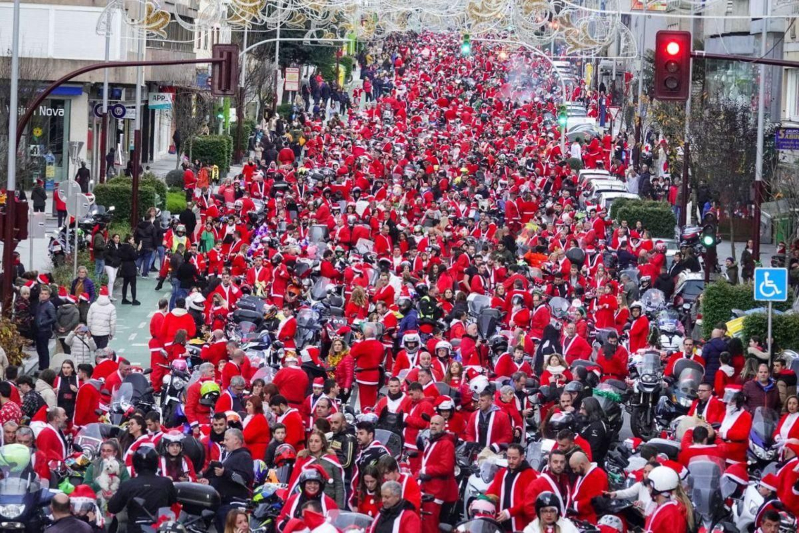 Una marea de papanoeles moteros durante la concentración ayer por la tarde en la calle Venezuela.