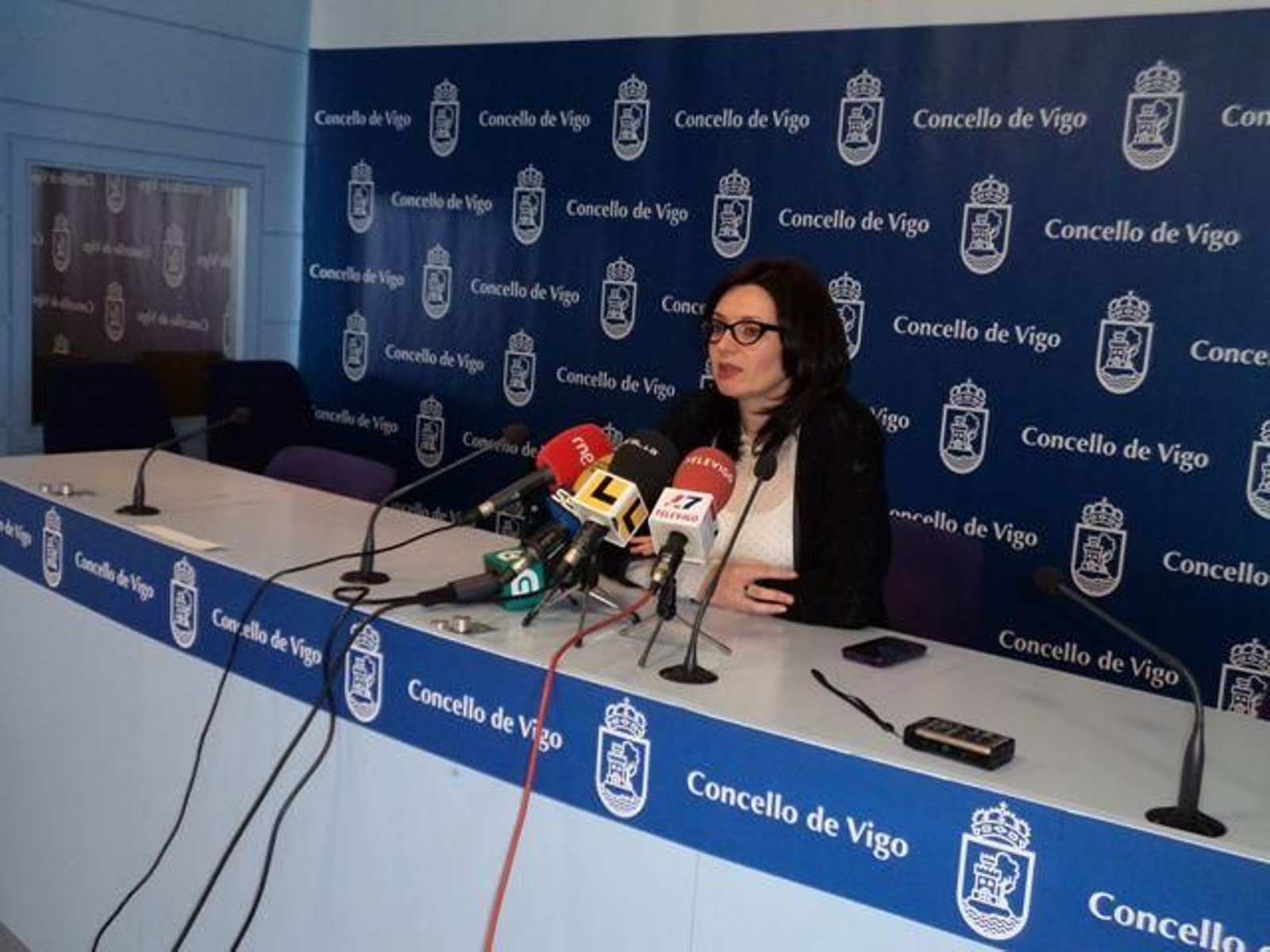 iolanda Veloso, portavoz municipal del BNG, ayer dando explicaciones.