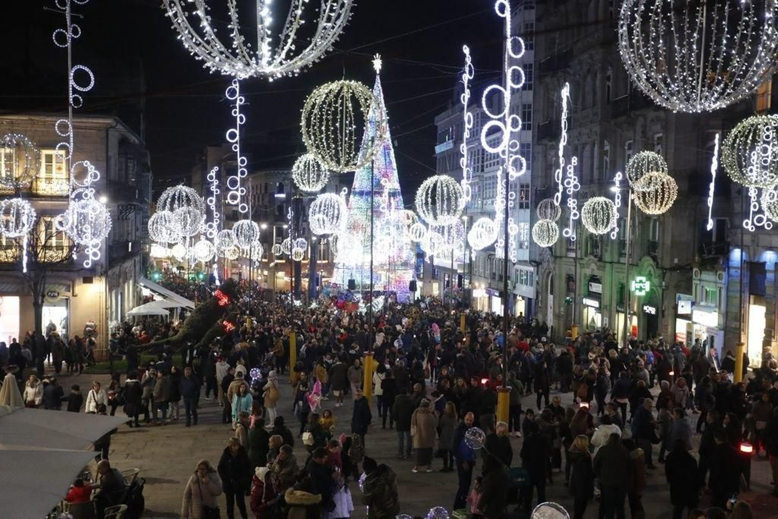 Los turistas invaden Vigo en el Puente319