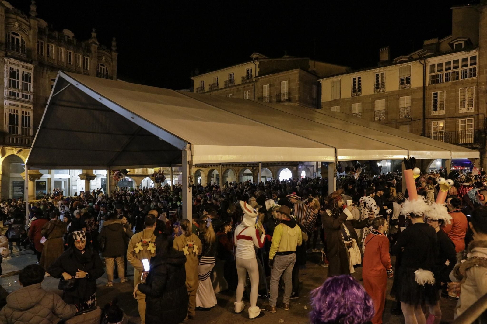 Galería | La ciudad respira Entroido en todas sus calles a la espera del desfile