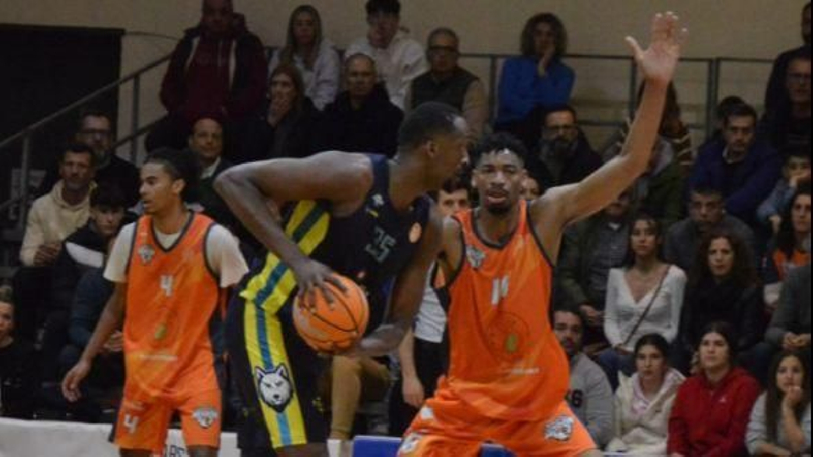 Romaro Gill busca a un compañero defendido por Vinicius.